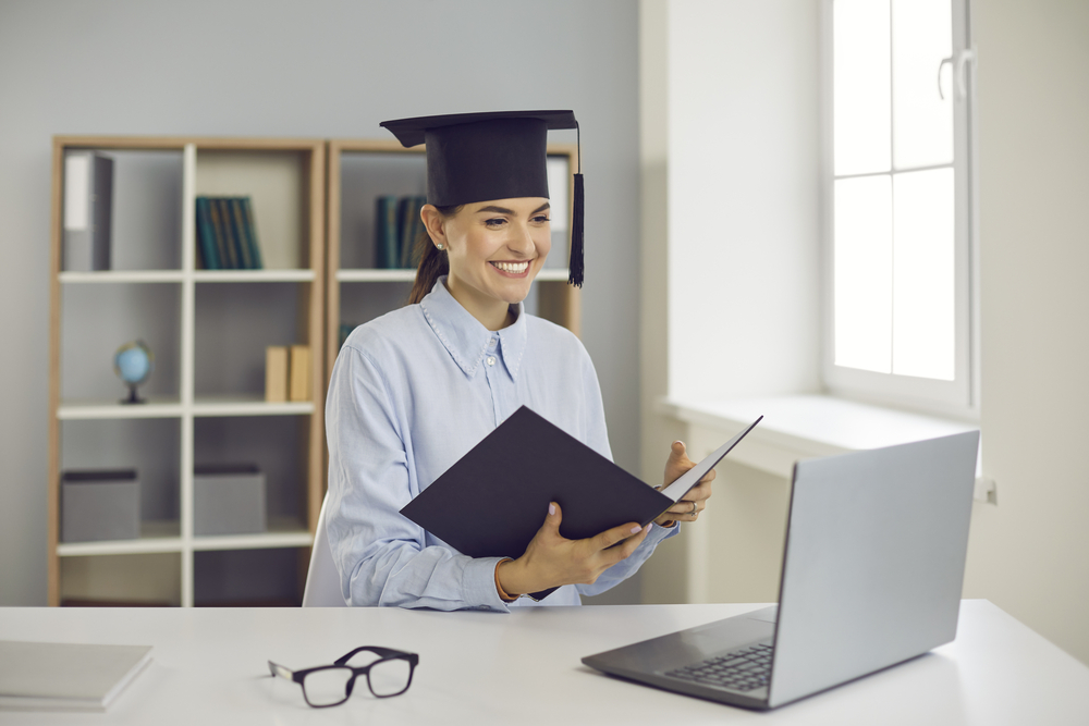 Perché è consigliabile acquistare una tesi magistrale anziché scriverla da soli