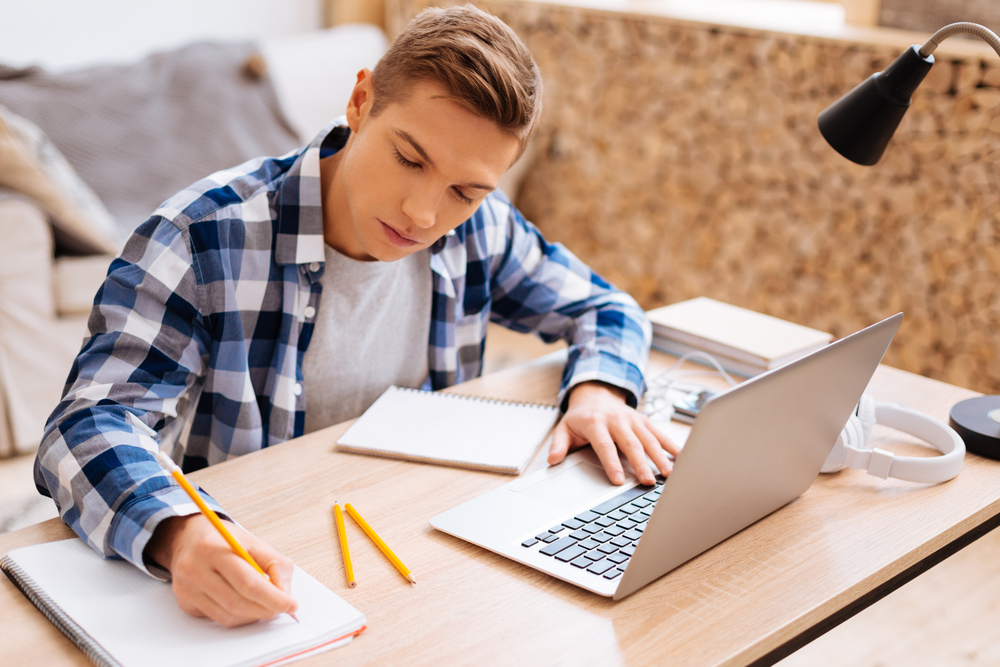 come-scrivere-una-tesi-triennale-in-30-giorni-preparazione-e-strategie-efficaci