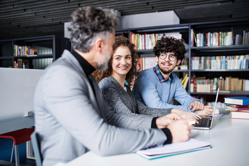 La chiave per una tesi di successo è l'introduzione. Deve essere convincente, chiara e stimolante, poiché è la prima parte che il lettore vedrà. Vediamo insieme come creare una tesi di logistica che colpisca dalla prima parola. Inizia con una storia o una citazione Questo step è un ottimo modo per catturare l'attenzione del lettore. Per esempio, potresti condividere un'esperienza importante vissuta durante uno stage o un progetto nel settore della logistica che ha accresciuto la tua passione per questo ambito. Presenta un dato sorprendente Un altro modo efficace per iniziare l'introduzione è fornire un dato sorprendente o una statistica che evidenzi l'importanza del tema che tratterai nella tua tesi di laurea logistica. Poni una domanda provocatoria Porre domande è un ottimo mezzo per suscitare la curiosità del lettore e persuaderlo a proseguire nella lettura alla ricerca delle risposte. Descrivi l'Importanza della logistica Spiega brevemente perché la logistica è un campo così vitale, sia a livello globale che per specifici settori industriali. Fai riferimento a problemi attuali Collegare la tua ricerca a problemi attuali nel campo della logistica può rendere il tuo lavoro immediatamente rilevante e d'interesse per il lettore. Definisci l'obiettivo della tesi Chiarisci fin dall'inizio qual è l'obiettivo del tuo lavoro e cosa intendi dimostrare o analizzare: gli effetti positivi; le sfide; le implicazioni delle tecnologie attraverso lo studio di casi pratici; l'analisi critica dei dati. Offri consigli pratici alle imprese del settore che desiderano implementare tali innovazioni al fine di potenziare la propria sostenibilità e competitività sul mercato globale. Fornisci una breve panoramica dei capitoli Dare al lettore un'idea di come è strutturata la tua tesi può aiutarlo a orientarsi meglio e a capire cosa aspettarsi. La tesi è strutturata nei seguenti capitoli: Introduzione alla logistica: Concetti fondamentali ed evoluzione del settore. Gestione della catena di approvvigionamento e implicazioni pratiche. Tecnologie emergenti: Intelligenza artificiale, IoT, blockchain, e veicoli autonomi. Benefici, sfide e impatti sull'industria logistica. Caso di studio: Analisi di un'azienda che ha implementato innovazioni tecnologiche. Contesto, soluzioni adottate e risultati ottenuti. Risultati della ricerca: Analisi dettagliata dei dati raccolti. Discussione dei risultati in relazione alle ipotesi iniziali. Conclusioni e raccomandazioni: Riassunto dei principali contributi della ricerca. Implicazioni pratiche, raccomandazioni per il futuro e direzioni per ulteriori ricerche. Buona scrittura!