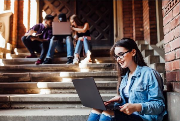 Perché scrivere una tesi magistrale porta ansia e come affrontarla