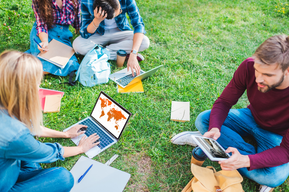 Come gestire il tempo tra studio, lavoro e tesi in psicologia?